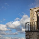 Offenes Tor in einer alten Steinmauer – Symbol für neue Perspektiven und achtsames Sehen
