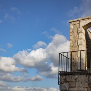 Offenes Tor in einer alten Steinmauer – Symbol für neue Perspektiven und achtsames Sehen