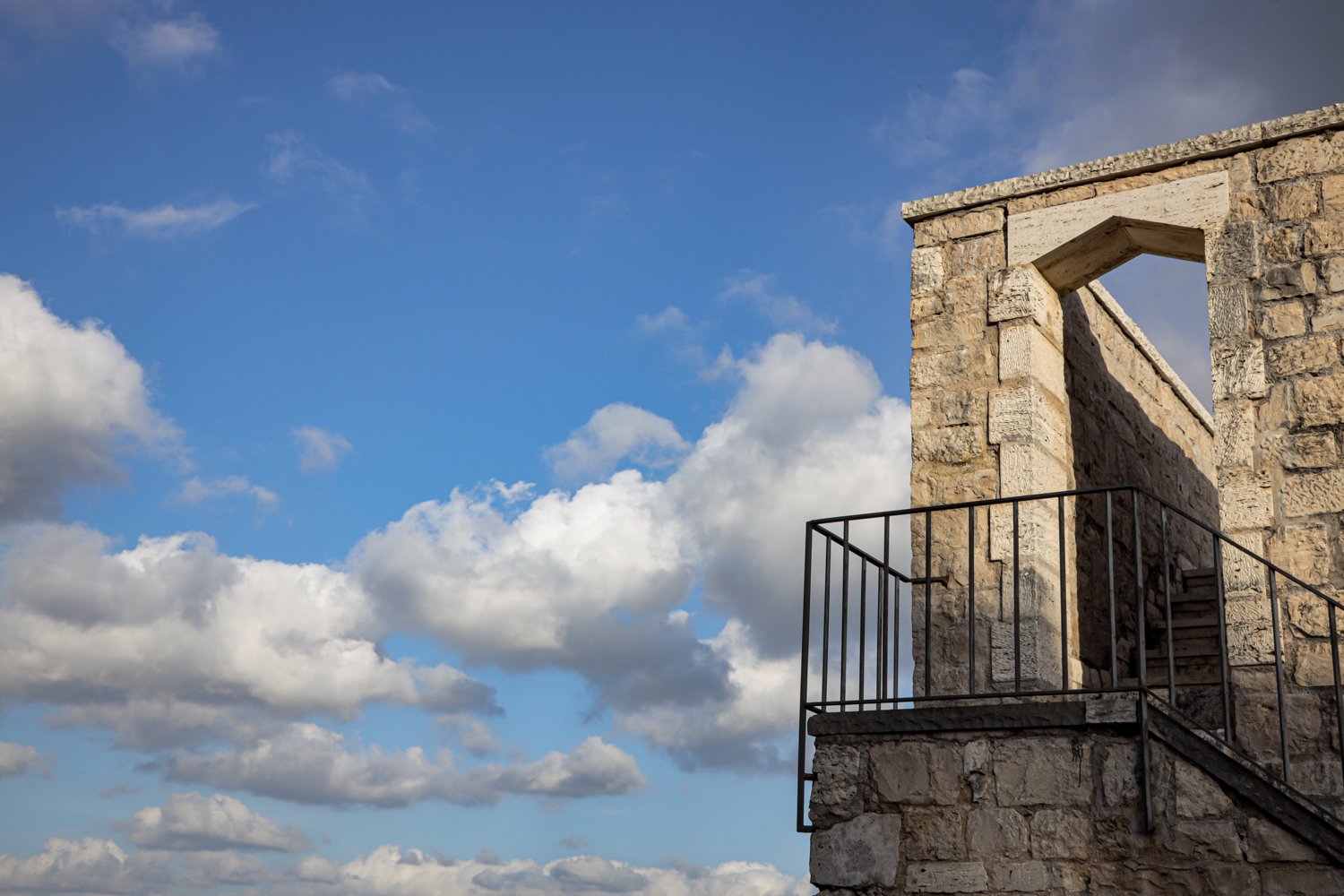 Offenes Tor in einer alten Steinmauer – Symbol für neue Perspektiven und achtsames Sehen