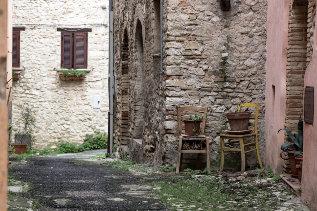 Frauen finden kreative Stärke durch mindful photography retreats